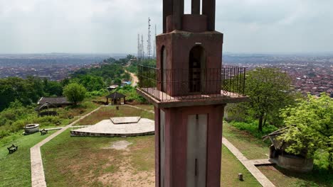 plano descendente de la torre de bower con vistas a la ciudad de ibadan