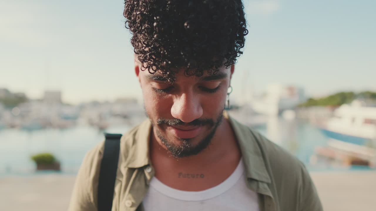 Ritratto di un uomo sorridente in un porto turistico