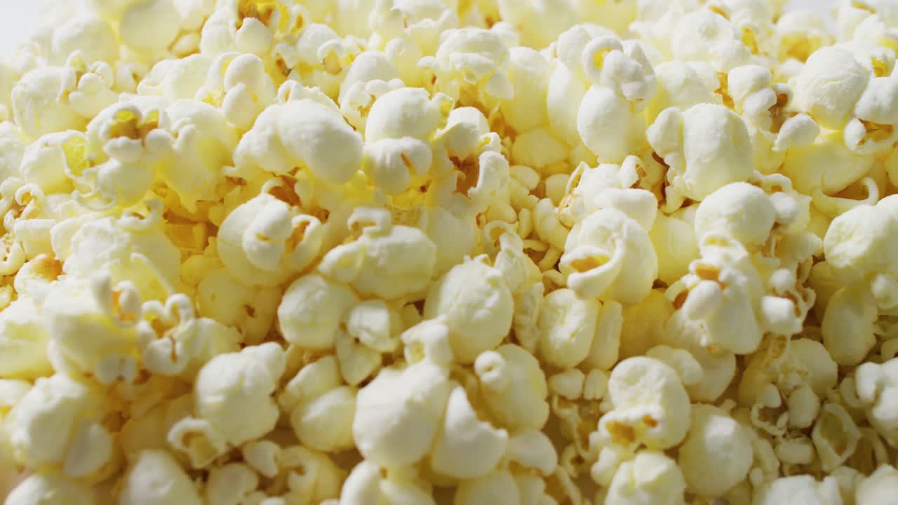 Video in primo piano di popcorn su sfondo bianco