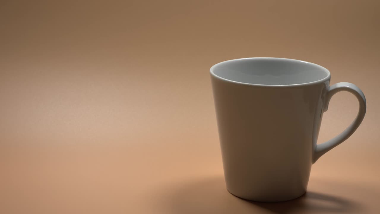 쿠키와 커피 컵의 어리 스 모션