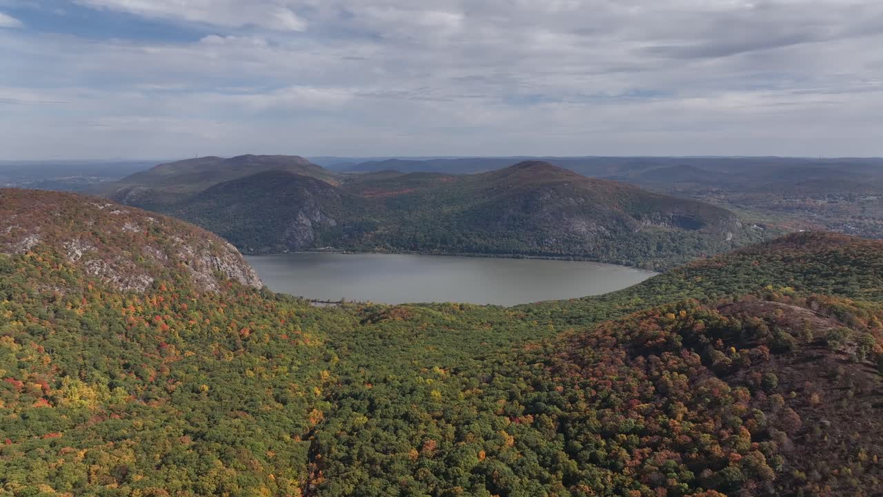 una vista aérea muy por encima de las montañas en el norte del estado de nueva york durante los cambios de follaje de otoño en un hermoso día