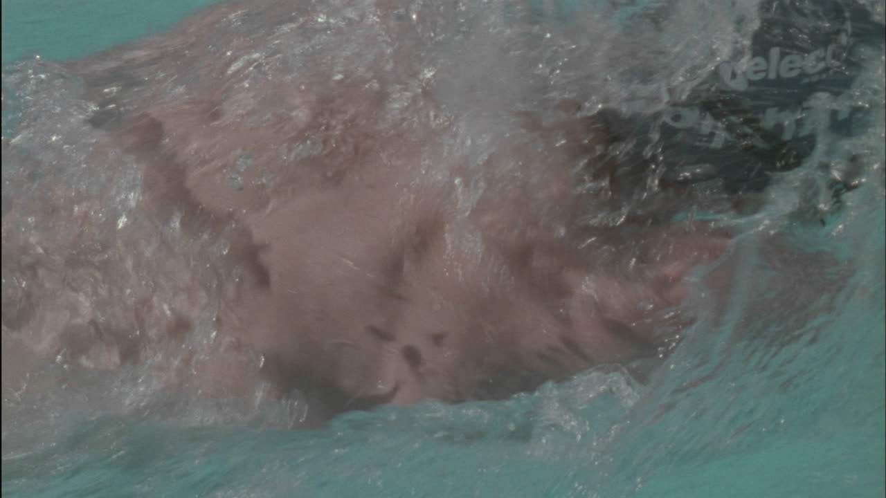 un hombre nada en una piscina cubierta