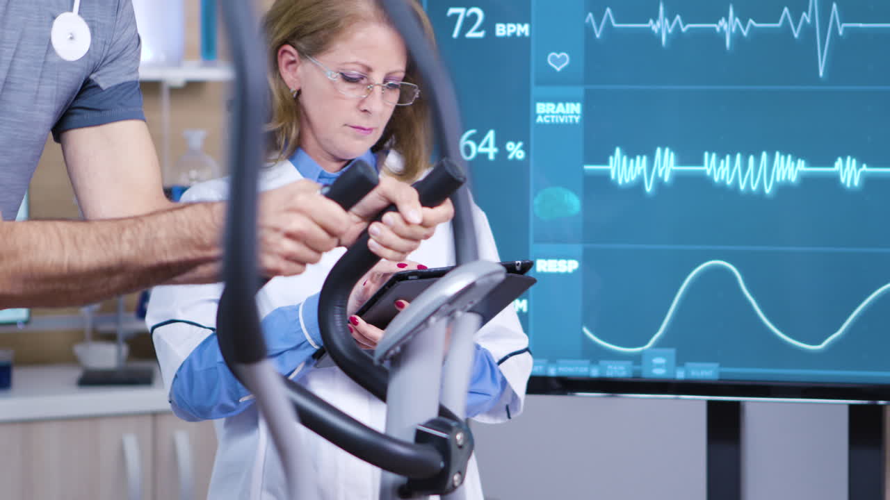 큰 tv 스크린에서 남성 운동선수의 심장 박동