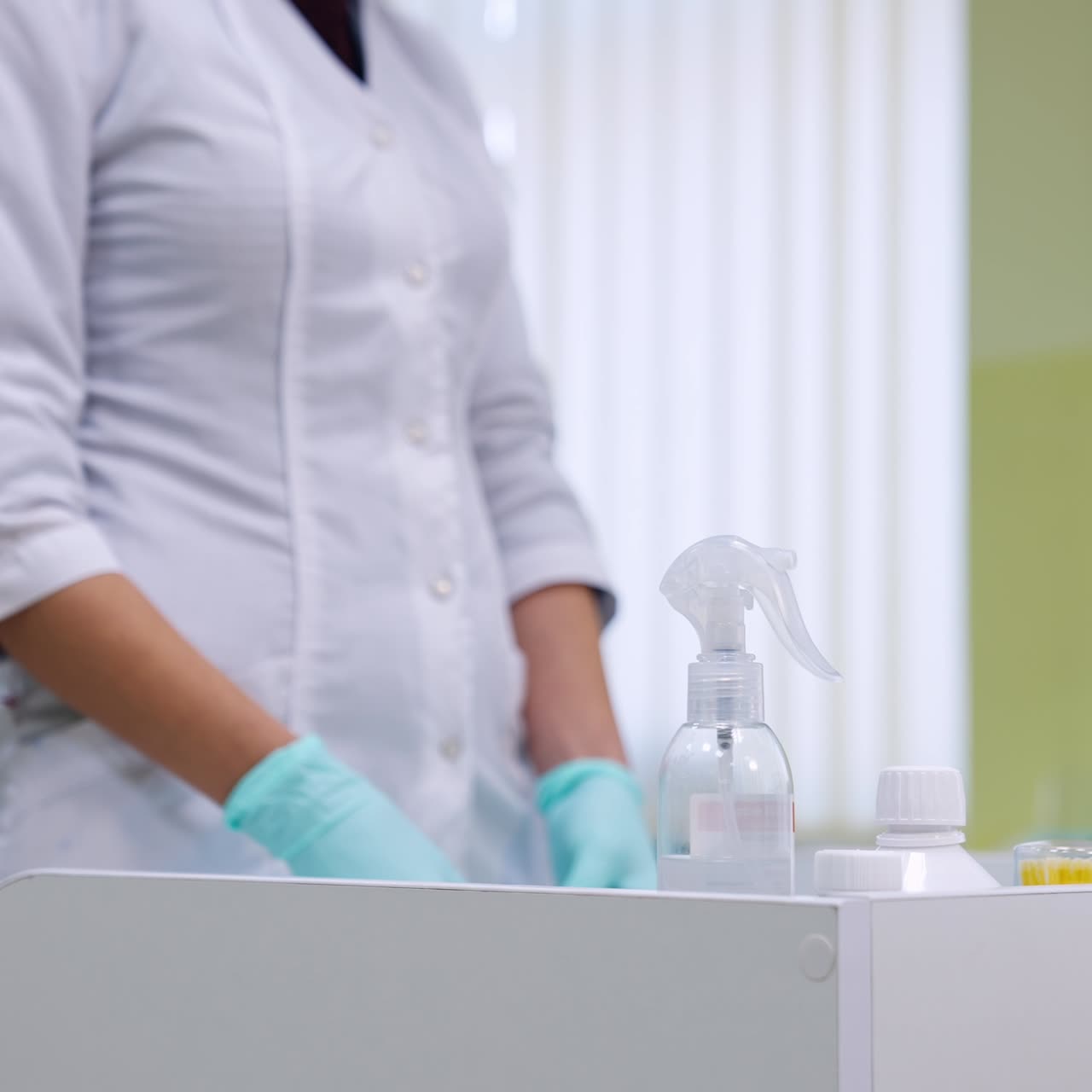 Studentessa non identificata in camice bianco si trova allo stand con medicinali odontoiatrici. Preparazione per la pratica dentistica