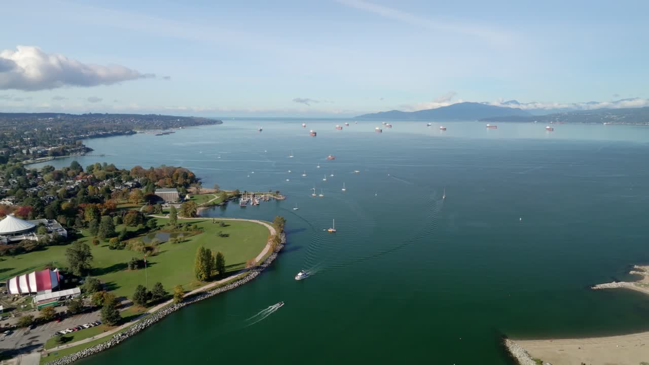 캐나다 브리티시 컬럼비아 주 밴쿠버 시내의 잉글리시 베이 (english bay) 를 내려다보는 공중 촬영