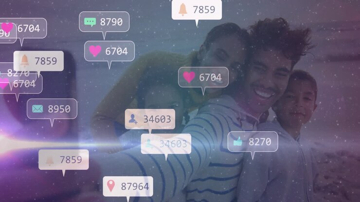 Smilende venner tager selfie med et animeret overlay af notifikationer fra sociale medier.