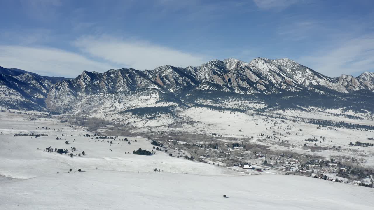 Dolly zoom aéreo de montañas cubiertas de nieve en Boulder, Colorado