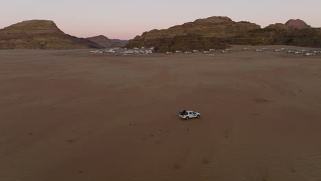 Vehículo-De-Recogida-Que-Viaja-A-Través-Del-Desierto-Desolado-De-Wadi-Rum-En-Jordania