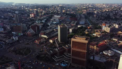 tráfico aéreo, denso conduciendo en la poste centrale, en el centro de yaoundé?