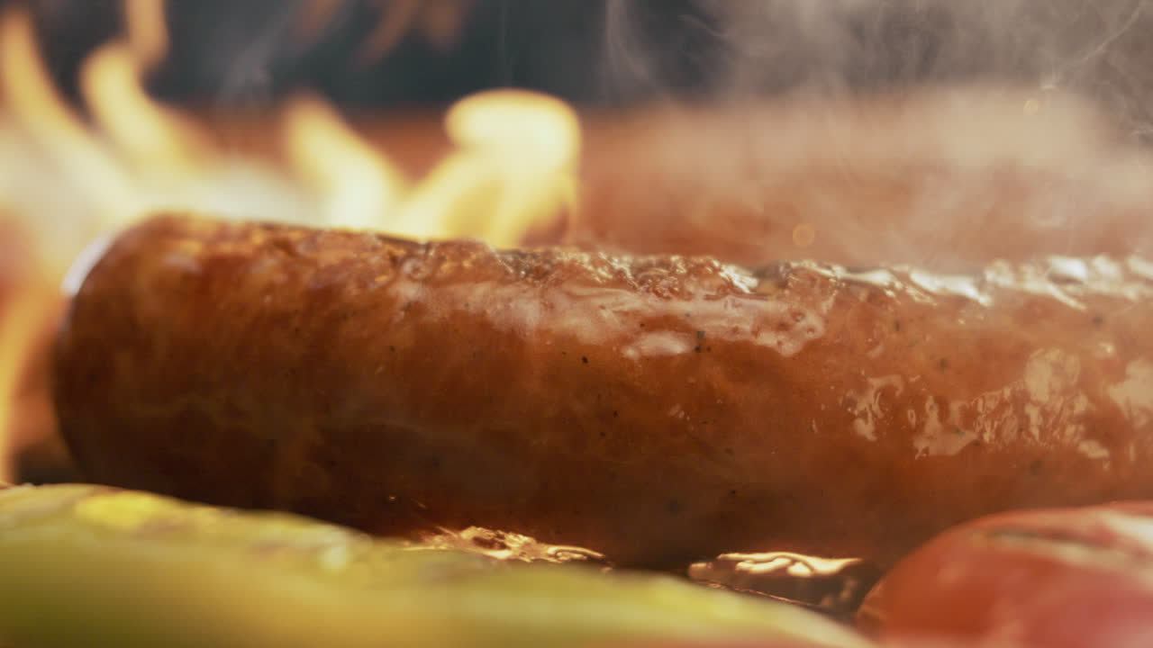 salchichas a la parrilla con verduras