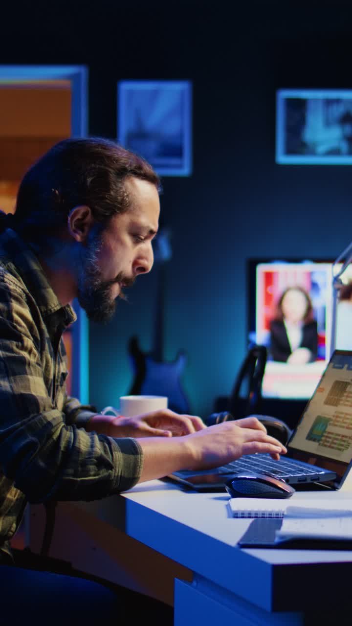 Video verticale: Lavoratore da remoto utilizza un laptop per confrontare i dati relativi al fatturato aziendale