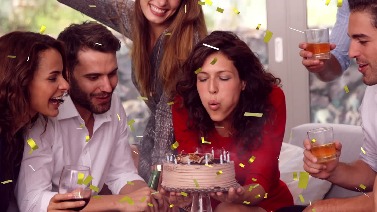 mujer celebrando con amigos