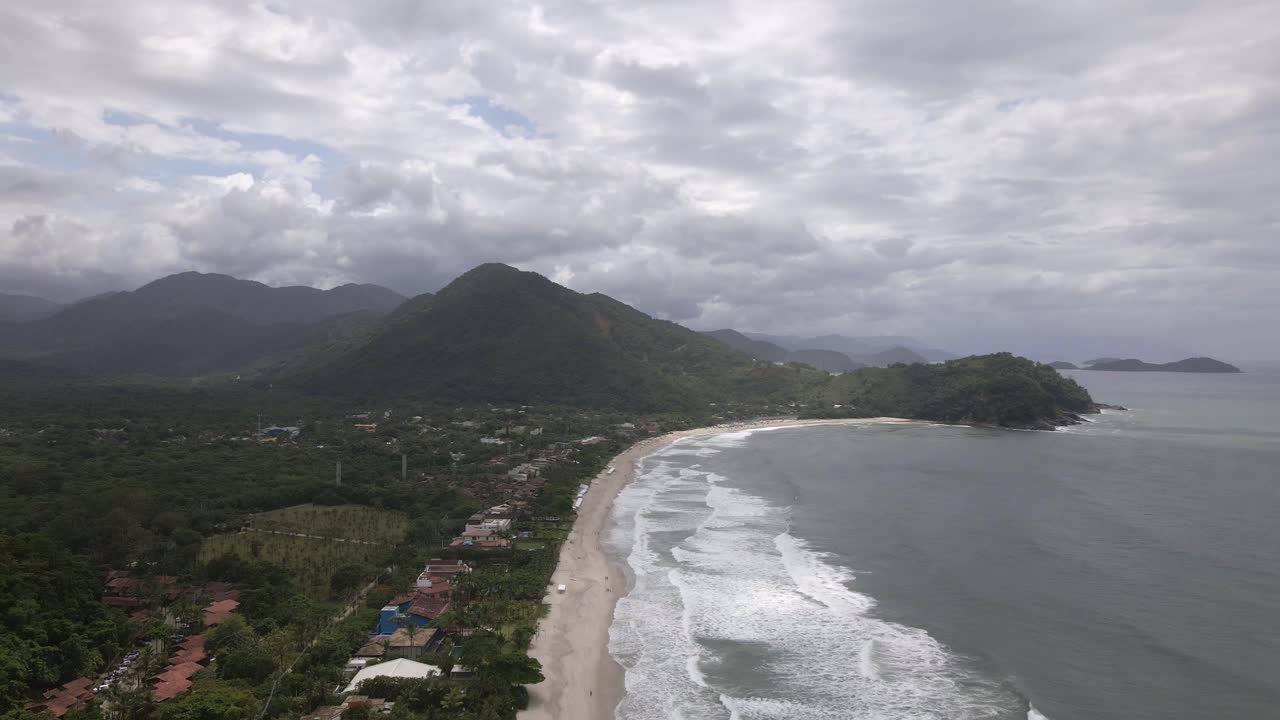 barra do una, são sebastião, litoral norte playa tropical que desciende disparo aéreo de avión no tripulado