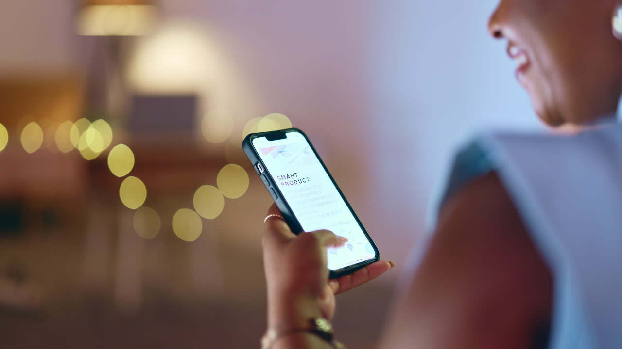 mujer leyendo en el teléfono inteligente en casa