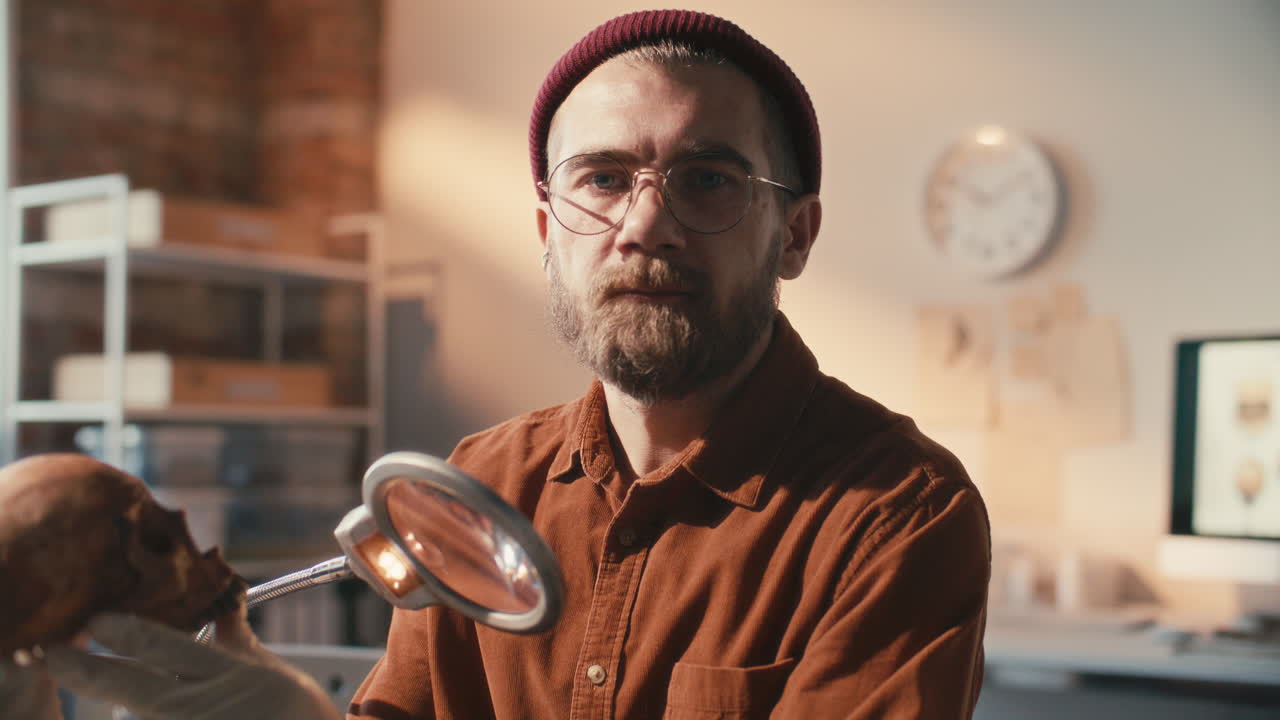 retrato de un arqueólogo examinando un cráneo durante una investigación en laboratorio