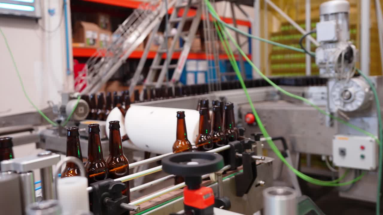 Linea di imbottigliamento automatizzata per la produzione di birra