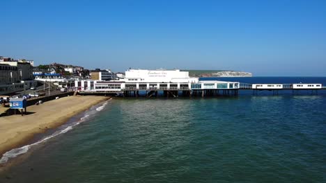 vista aérea de sandown south beach y el muelle, con una vista de la playa norte, sandown, isla de wight, reino unido