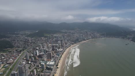 Aerial-Vídeo-of-Itapema-Beach,-on-the-coast-of-Santa-Catarina-State,-in-South-Brazil