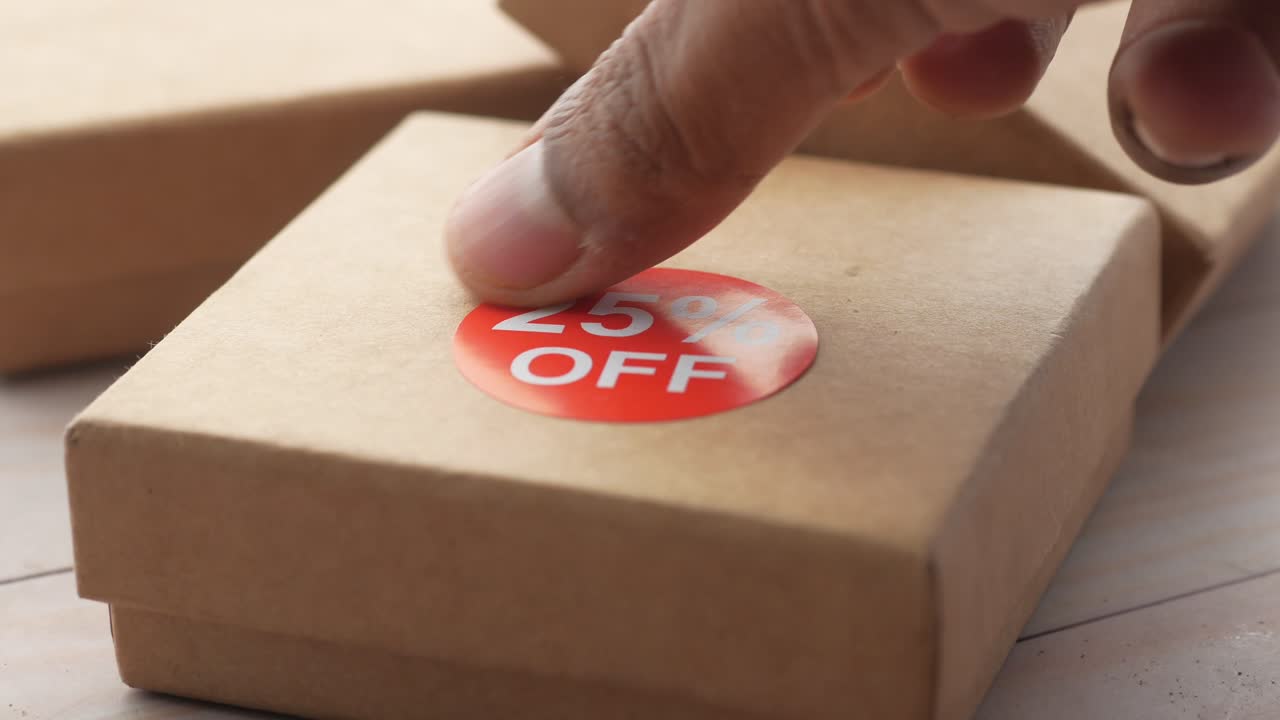 25 por ciento de descuento en una caja en la mesa.