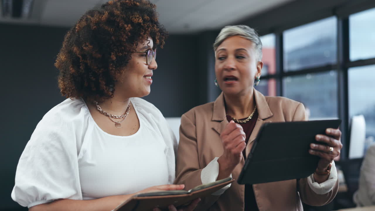 diseñador de capacitación para tabletas, mujeres y mentores