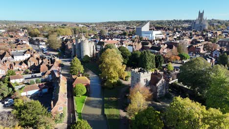 Westgate-Gardens,-Canterbury,-Kent,-Vereinigtes-Königreich,-Zurückziehen,-Drohne-Aus-Der-Luft,-Rückwärts-Offenbaren