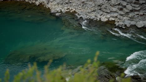 el río stuðlagil corre a través de un majestuoso valle con hermosas formaciones rocosas altas