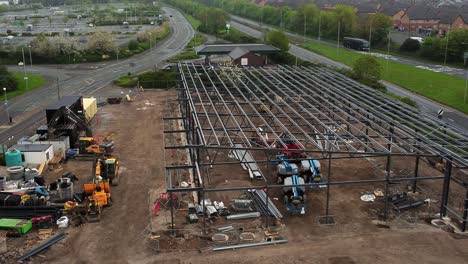 vista aérea del sitio de construcción del minorista de la fundación del marco de acero y el equipo de construcción