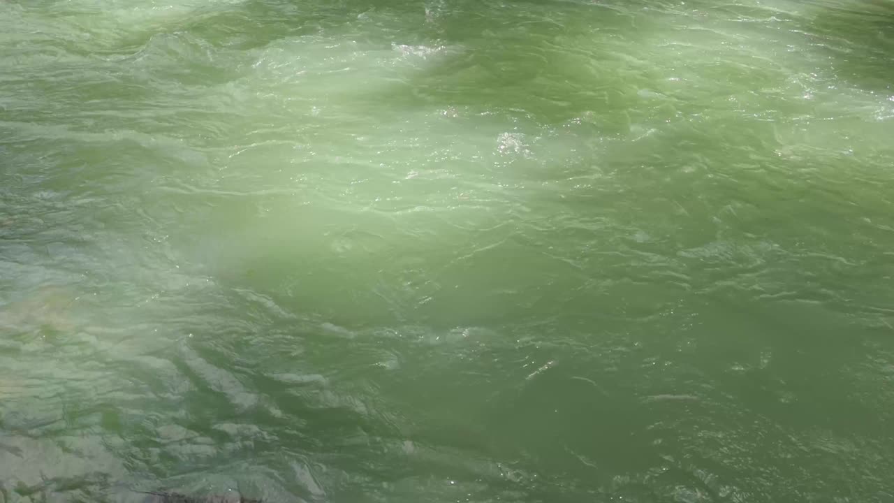 흐르는 강에서  ⁇ 빛이 비추는 물