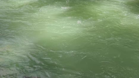 luz del sol iluminando el agua en el río que fluye