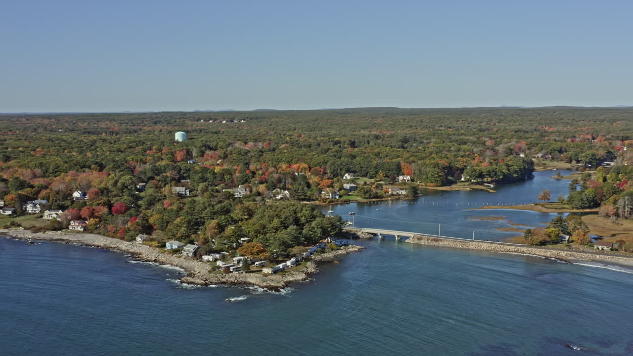 toma panorámica cinematográfica de york maine aerial v5 que captura la belleza natural del vecindario del puerto de cape neddick y sus prístinas casas costeras del río - octubre de 2020