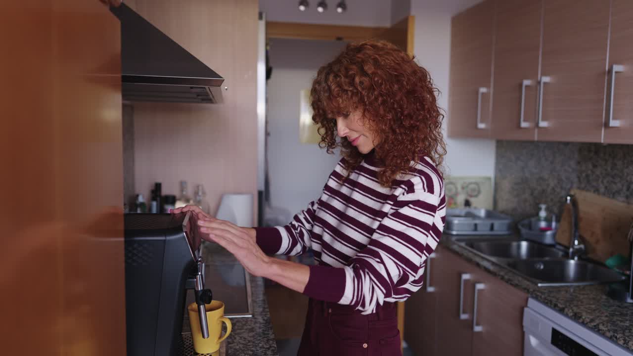 Donna che prepara il caffè in cucina