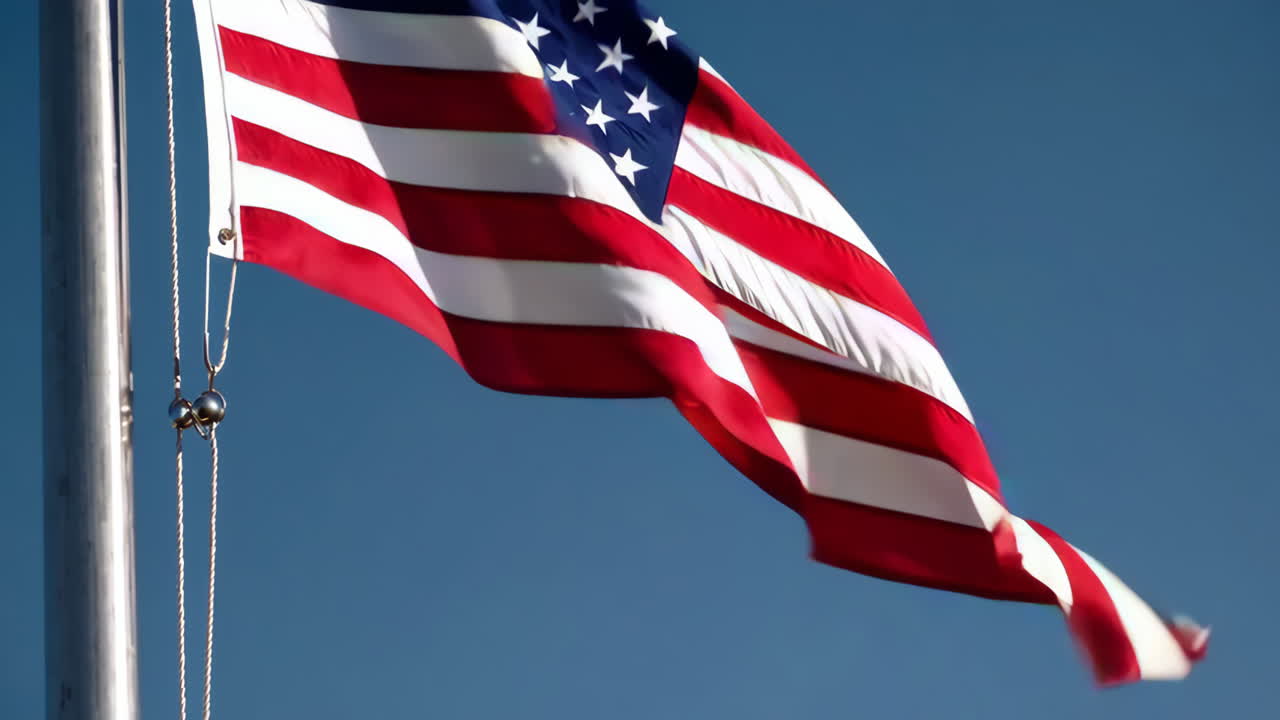 bandera estadounidense ondeando en el viento