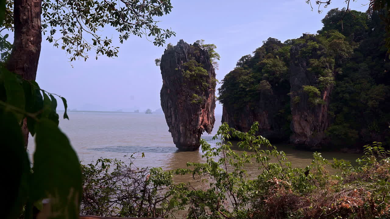 Formazione rocciosa a pilastro nella lussureggiante baia tropicale di Phang Nga in Thailandia