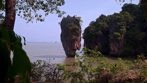 formación de pilares rocosos en el exuberante mar tropical de la bahía de phang nga en tailandia