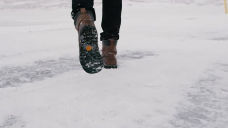 Primer-Plano-De-Botas-Caminando-Por-Un-Camino-Nevado-Islandés