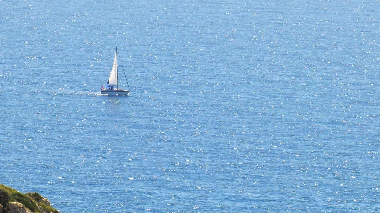 반짝이는 푸른 바다, 스페인 해안에서 항해하는 범선, 줌