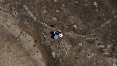 vista de arriba hacia abajo de un par de autos acampando en un subaru forester en fruita colorado, aéreo