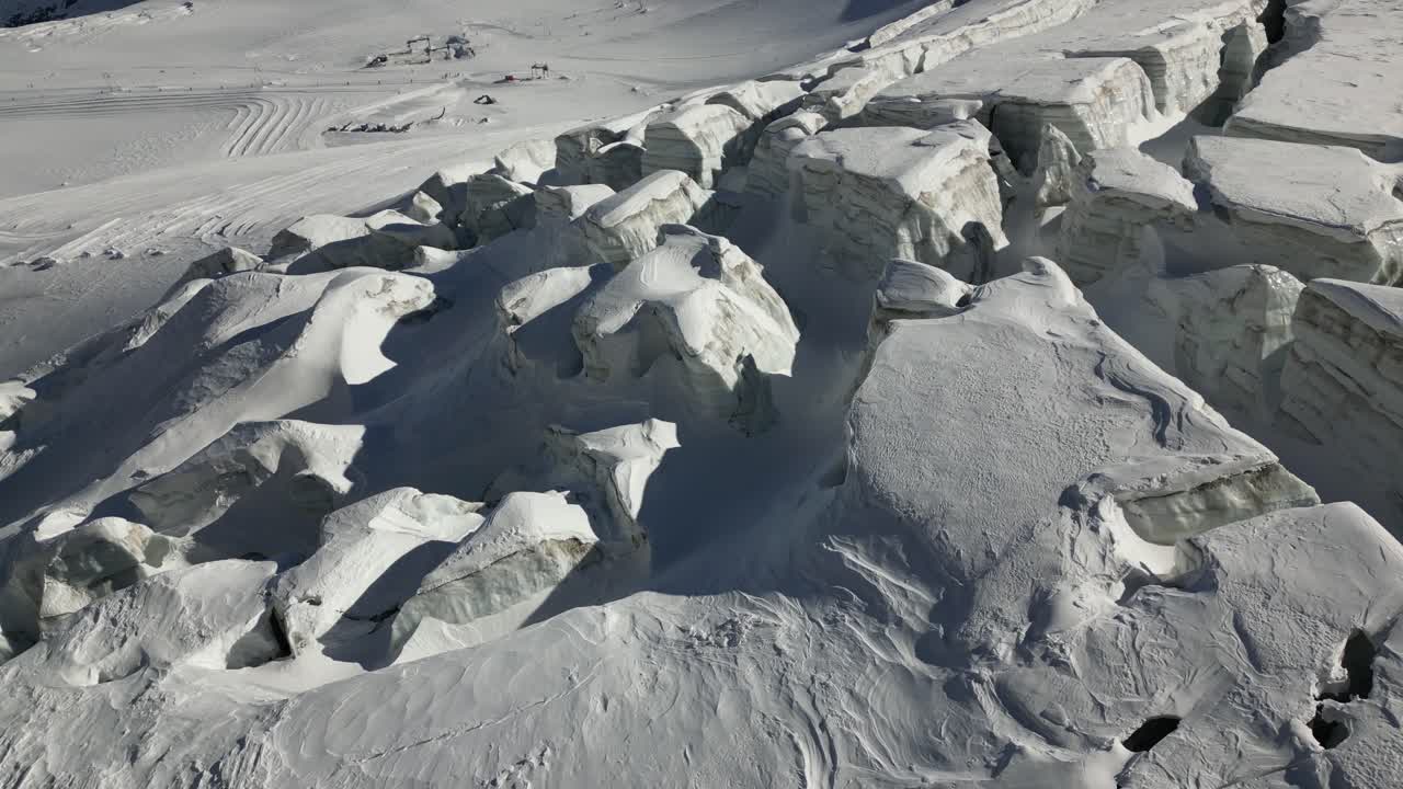 vista aérea de un glaciar en invierno, clima frío y entorno montañoso