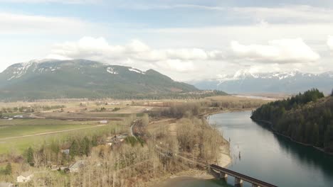 vista aérea de un río en el valle rodeado por un paisaje montañoso canadiense