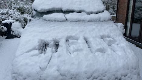 Campervan-with-snowing-scene,-showing-a-sign-with-Help