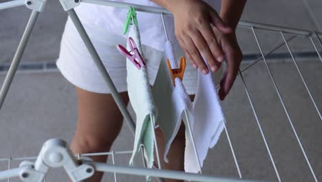 persona colgando toallas en una cuerda de ropa al aire libre