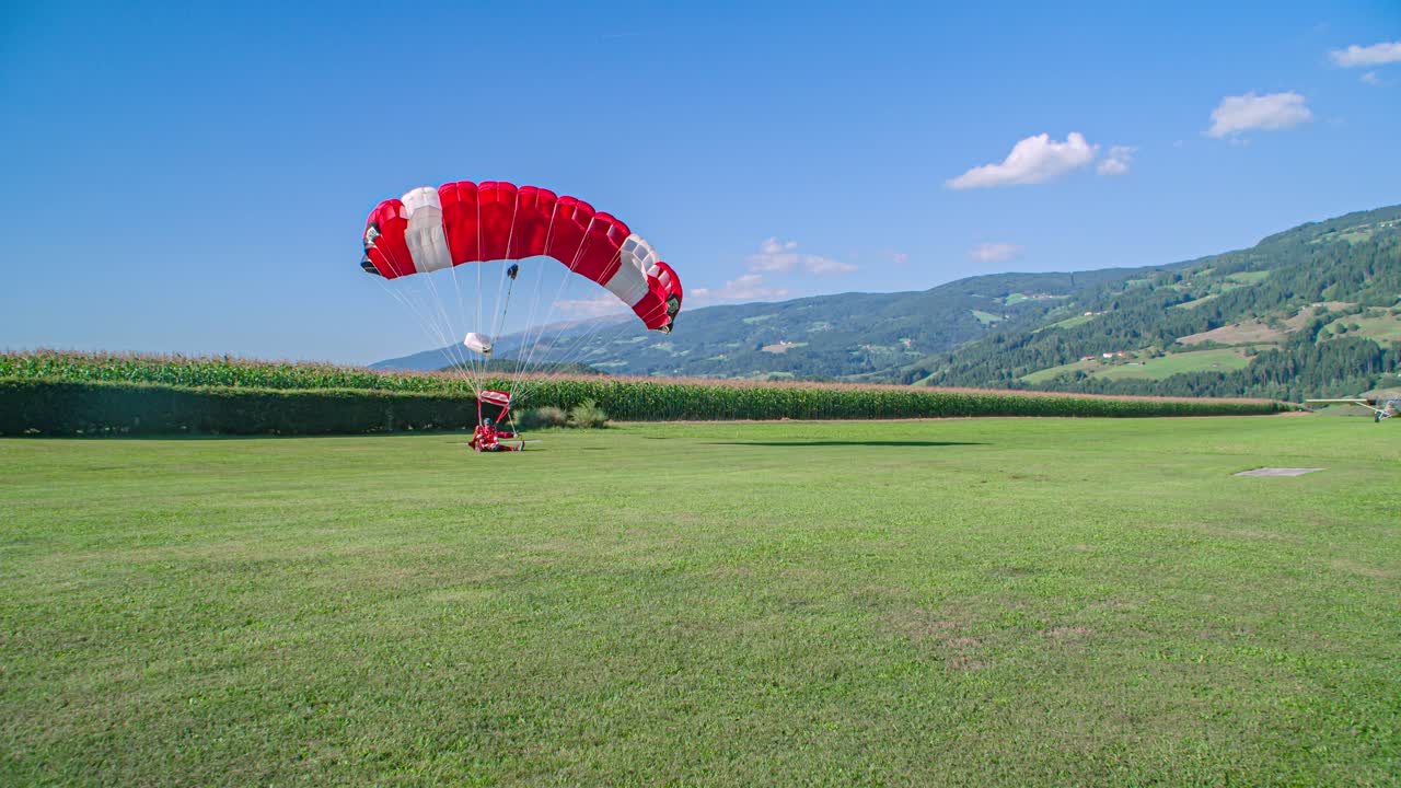 학생과 강사가 함께하는 스카이다이빙 기동, 풀밭에 접근하여 착륙