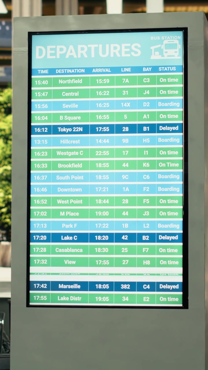 Sala de espera concurrida en estación de autobuses con pasajeros listos para viajes interurbanos