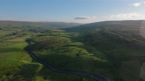 estableciendo una toma de avión no tripulado de los valles de yorkshire paisaje rural montañoso del reino unido