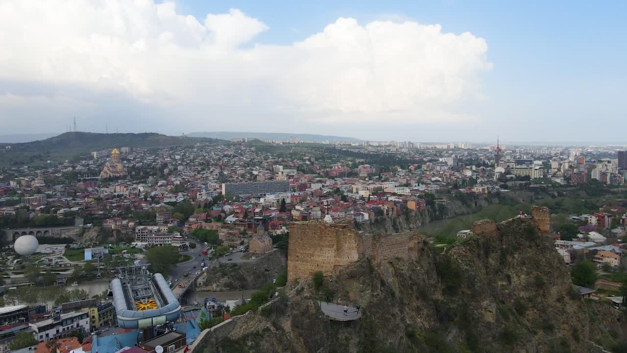 tomada aérea de tbilisi, el centro de la ciudad de georgia, el puente de la paz, la iglesia de samiba, el río, las casas antiguas.
