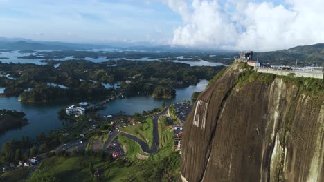 Guatapa-Famosa-Montaña-Peñón-En-Colombia,-Vista-Aérea-Del-Mirador