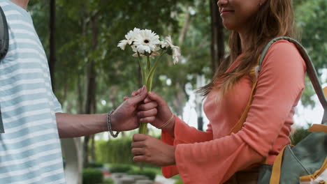 meisje dat een boeket bloemen ontvangt