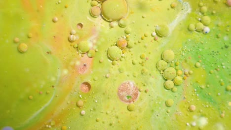4k imágenes. tinta líquida colorida en agua. abstracción de color. burbujas de pintura en el agua. movimiento lento de pintura en agua. fondo multicolor pintura líquida