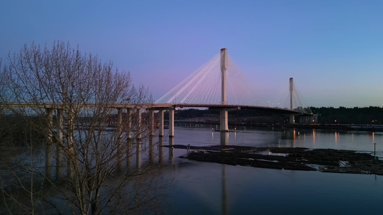 puente de port mann sobre el río fraser, colorido cielo al atardecer