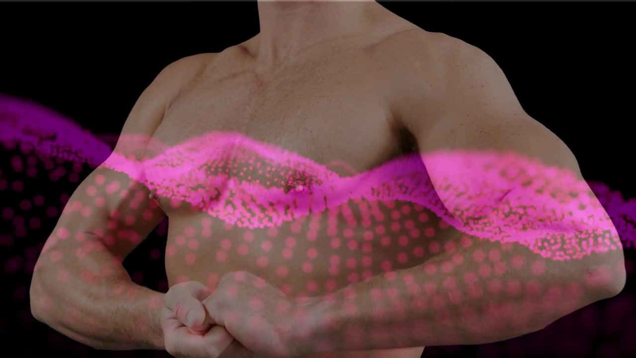 Modella fitness in posa, con un nastro magenta che avvolge il busto su sfondo nero, rivelando la tonicità muscolare.